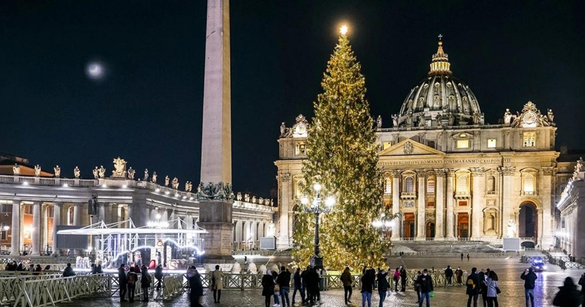 شجرة من الألب ومغارتان تزيّنان ساحة الفاتيكان هذا الميلاد