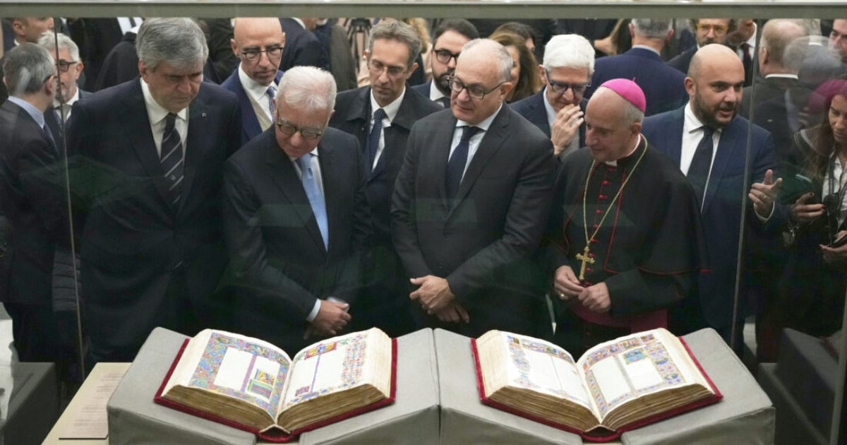 إنجيل بورسو ديستي يخرج من خزائنه إلى مجلس الشيوخ الإيطالي