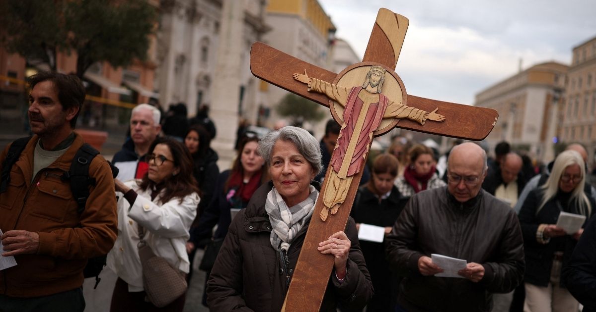 لجنة بيتروكّي: لا لمنح السيامة الشماسية للنساء