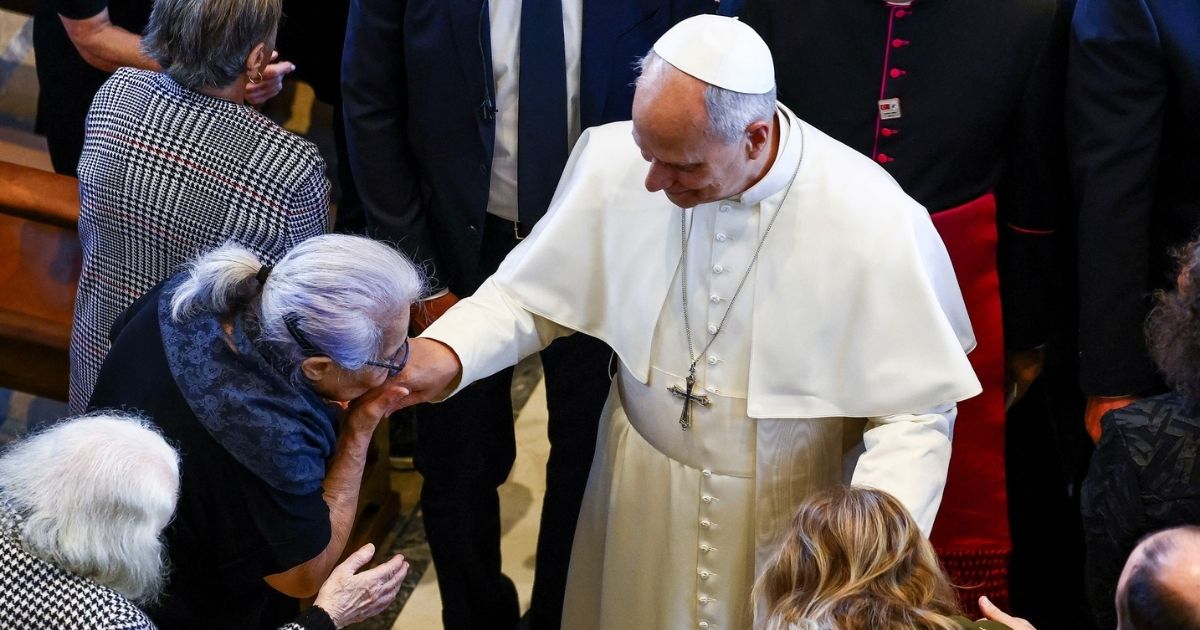 في لحظة مؤثّرة... البابا يزور دار مسنّي "راهبات الفقراء الصغيرات" في إسطنبول