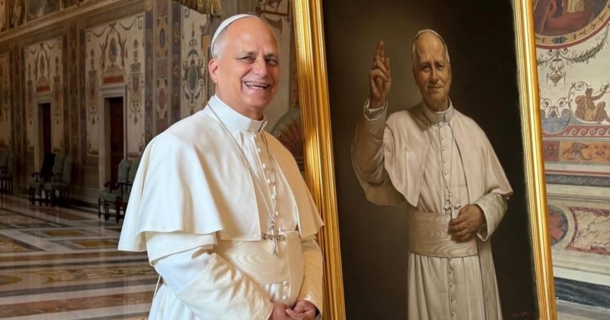 الفنان روبرتو فيري يسلّم البابا لاوُن الرابع عشر بورتريهه الرسمي