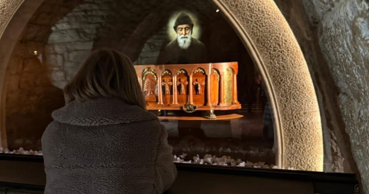 السيّدة الأولى تصلّي أمام ضريح القديس شربل على نيّة السلام في لبنان