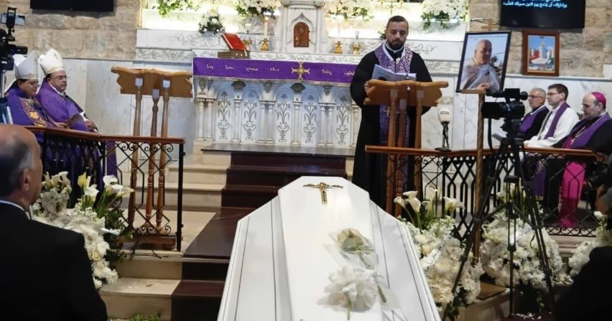 القليعة تودّع كاهنها الخوري الشهيد بيار الراعي في جنازة حاشدة