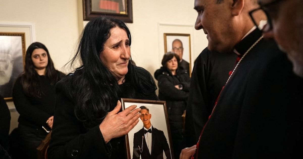 أم من عين إبل: "ابني بالتراب وأنا باقية هون... ولو دفنوني حدّو!"