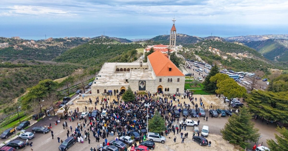 بالصور: تطواف بالقربان الأقدس من محبسة مار بطرس وبولس إلى دير مار مارون - عنايا