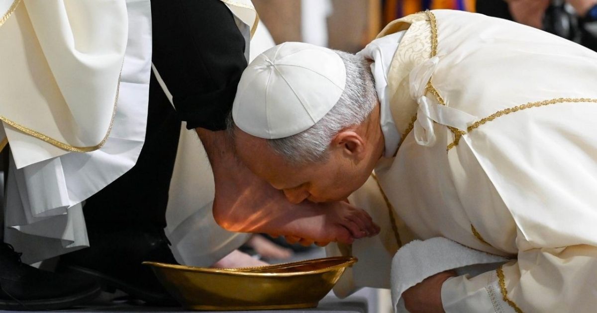 البابا في خميس الأسرار: مثال يسوع يُعاش بالمحبة لا بالمصلحة