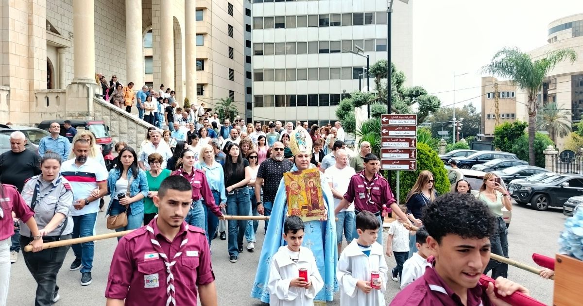 المطران مراد يترأس احتفال أحد الثالوث الأقدس ويختتم الشهر المريمي في بيروت