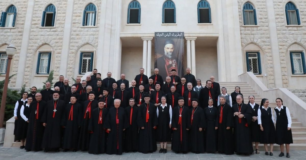 البطريرك الراعي وسينودس الأساقفة يصلّون عند ضريح البطريرك الحويّك في عبرين